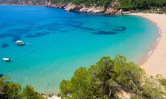 una isla en medio de un cuerpo de agua