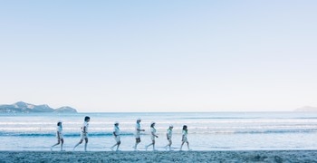 eine Gruppe von Menschen an einem Strand