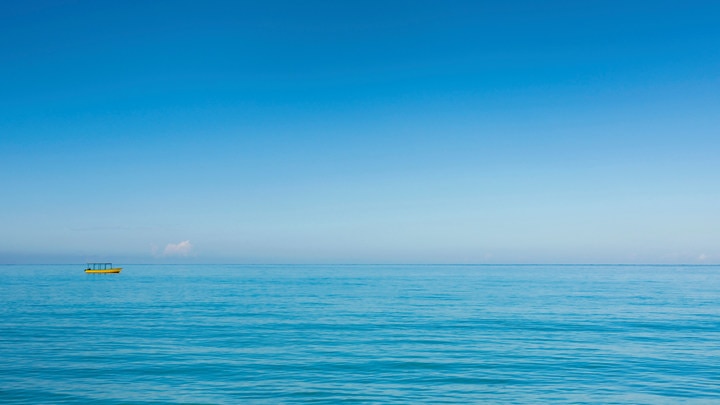 un cuerpo de agua junto al océano