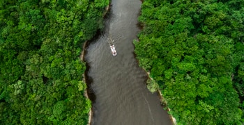 un barco grande en un cuerpo de agua