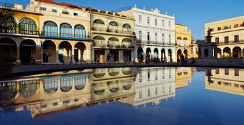 ein großes weißes Gebäude