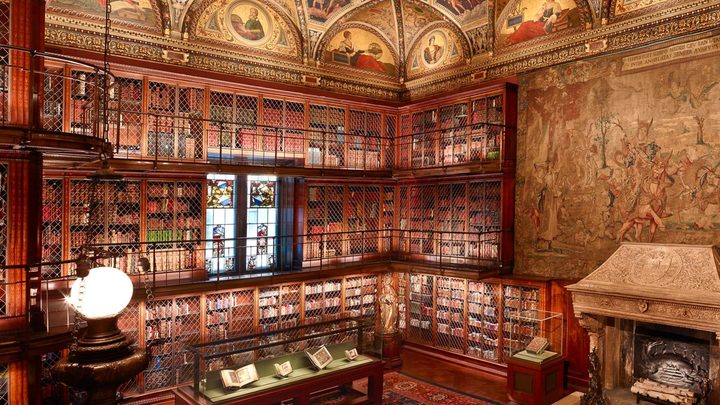 eine Ausstellung in einer Bibliothek mit Morgan Library & Museum im Hintergrund