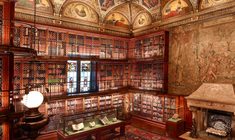 eine Ausstellung in einer Bibliothek mit Morgan Library & Museum im Hintergrund