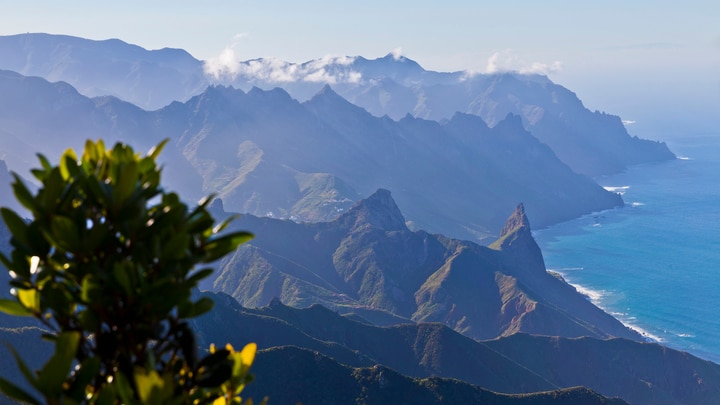 una vista de una gran montaña en el fondo