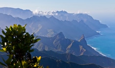 una vista de una gran montaña en el fondo