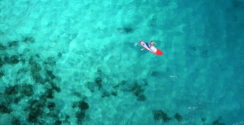 eine Person, die in einem Wasserbecken schwimmt