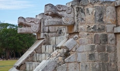 una pared de piedra