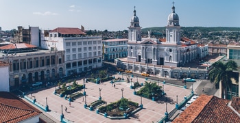 un primer plano de una calle de la ciudad concurrida