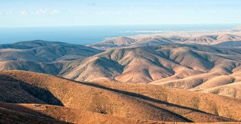 una vista de una montaña