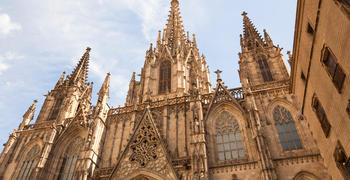 una iglesia con un reloj en la parte superior de un edificio