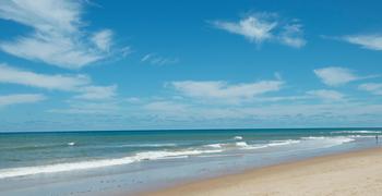 ein Sandstrand am Meer