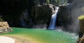 ein großer Wasserfall über etwas Wasser