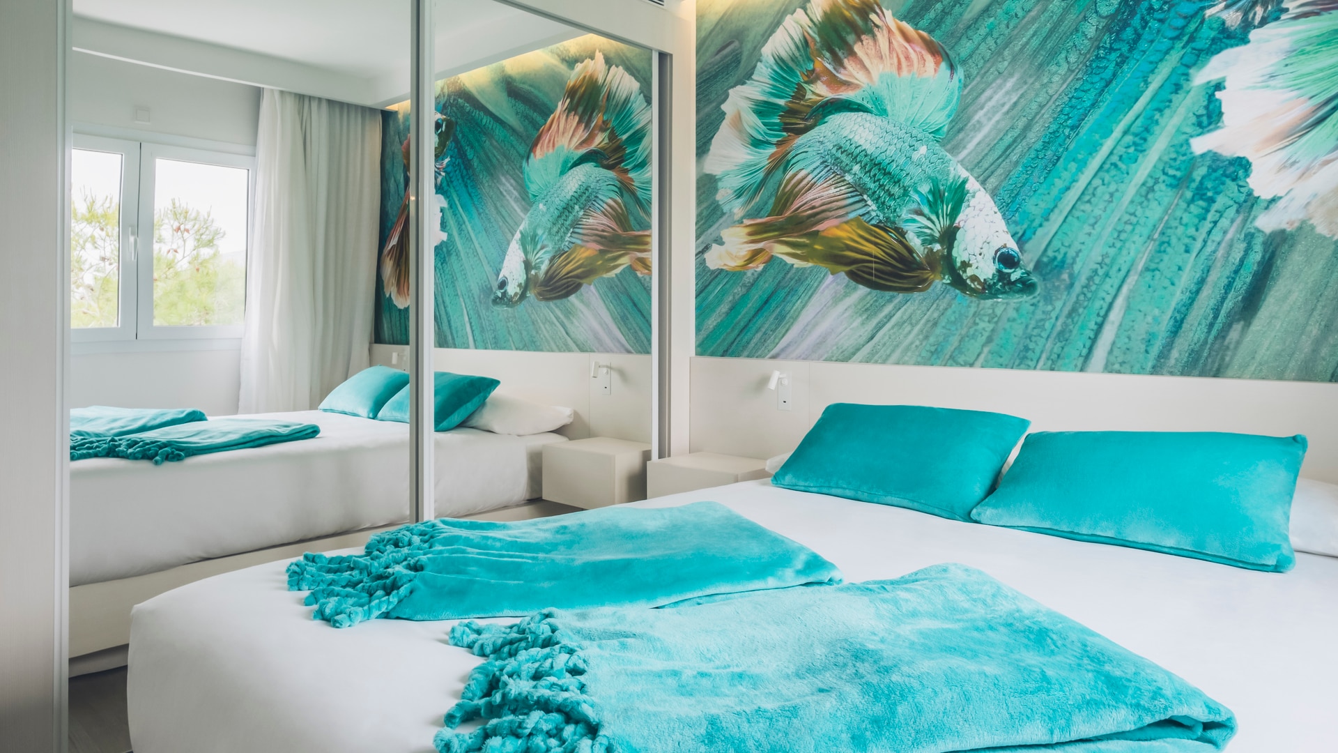 un dormitorio con una cama y una ventana