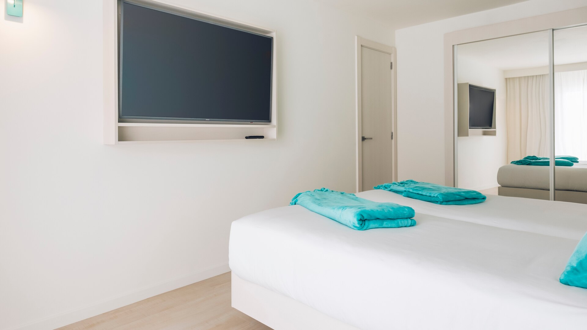 un dormitorio con una cama y un escritorio en una habitación
