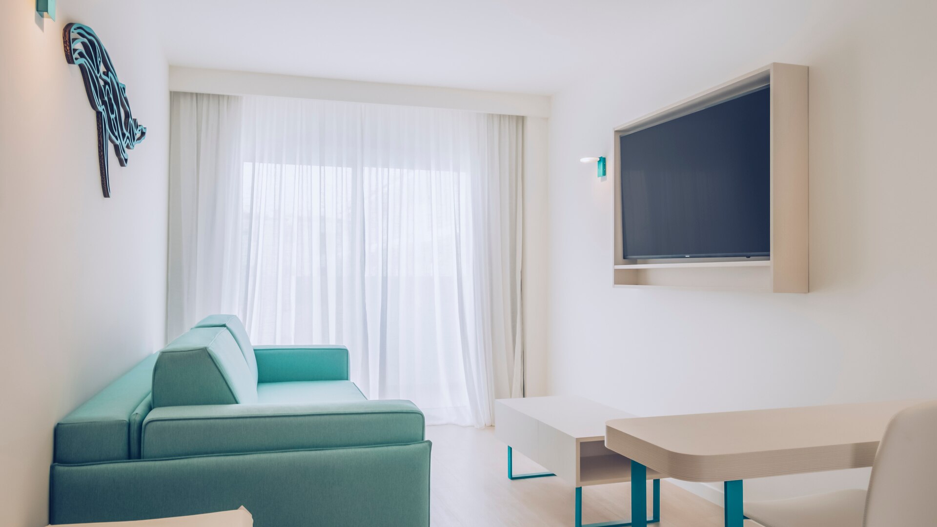 una sala de estar llena de muebles y una gran ventana