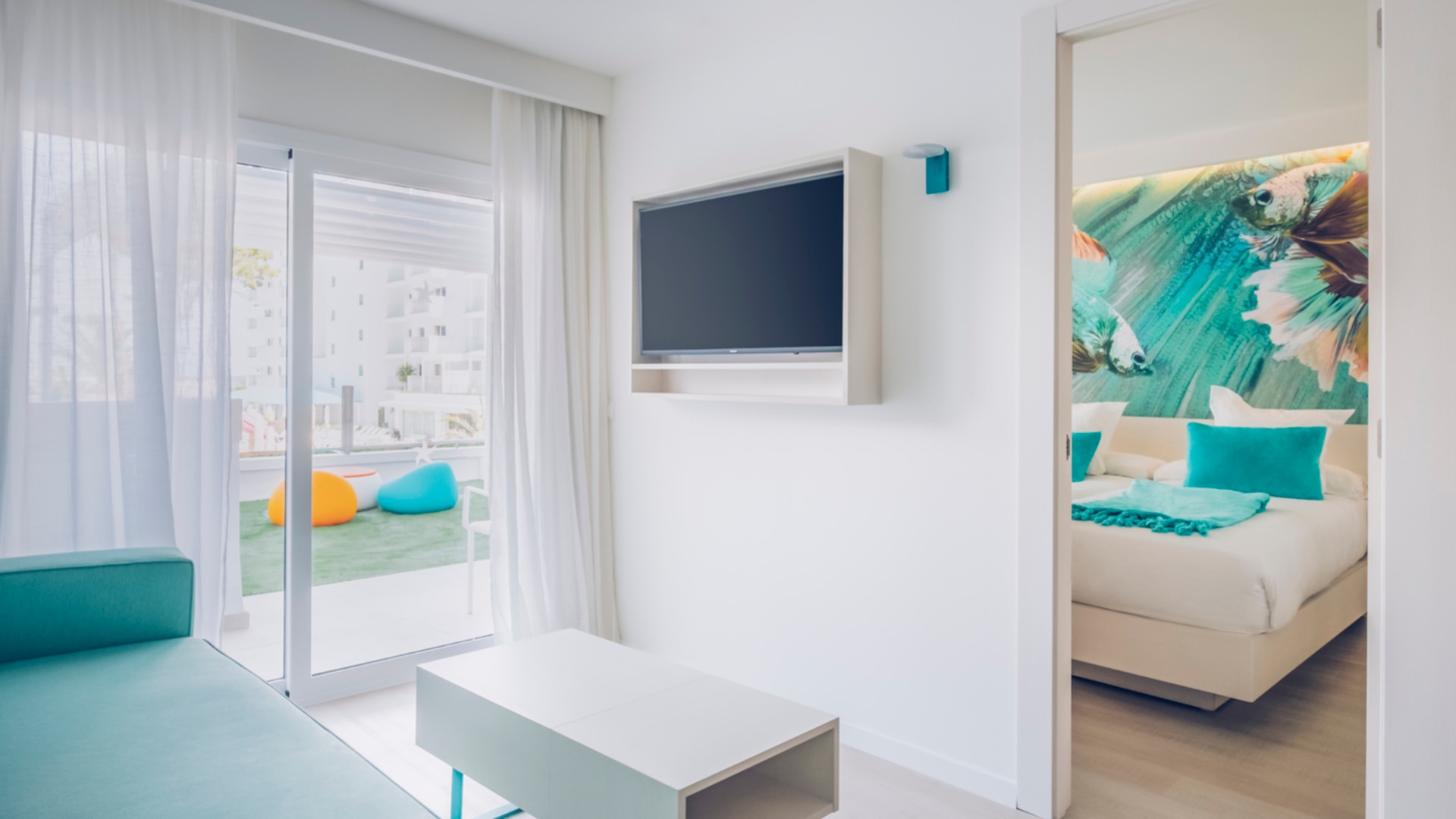 un dormitorio con una gran ventana