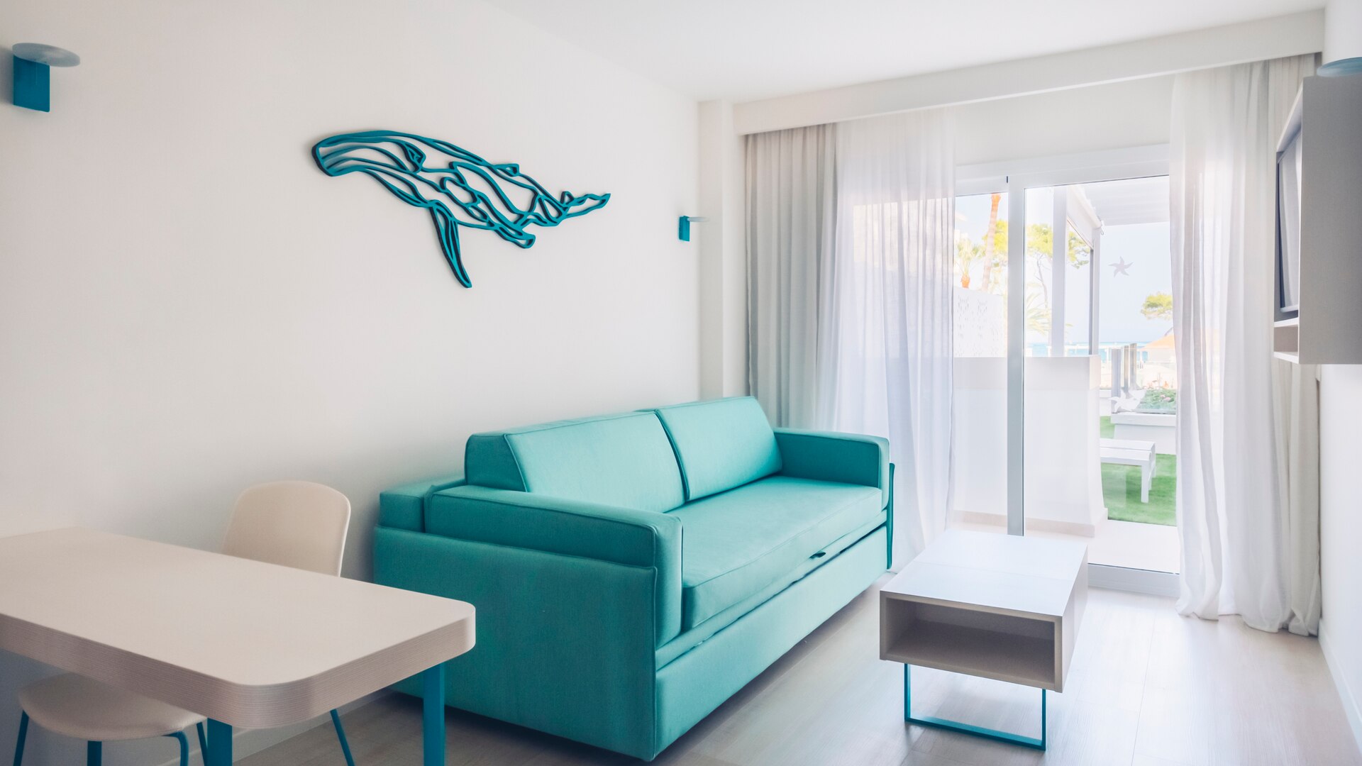 una sala de estar con una cama y una ventana