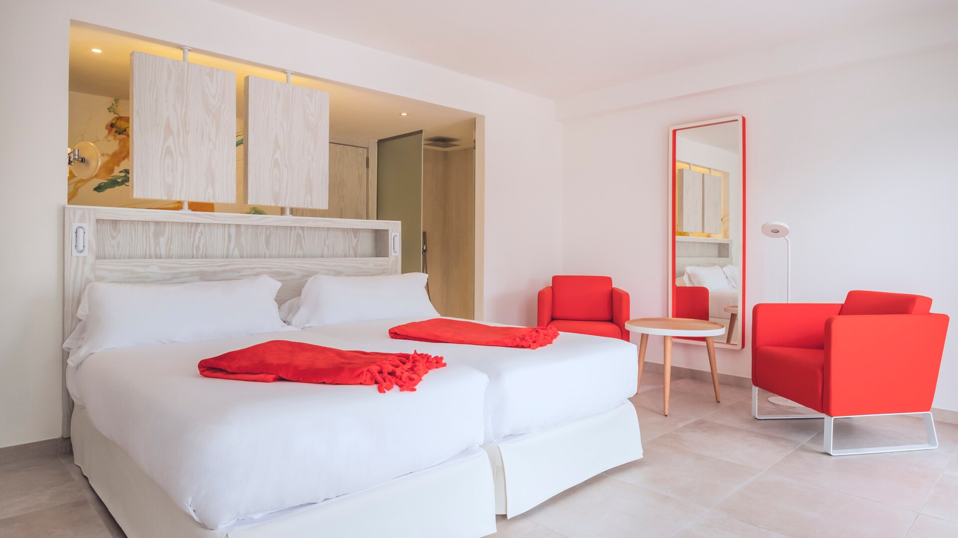 una cama roja y blanca en una habitación