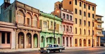 ein Auto, das vor einem Gebäude geparkt ist