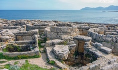 eine Steinmauer mit Blick auf einen Wasserkörper