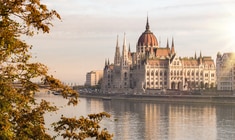 ein Schloss mit Wasser im Hintergrund