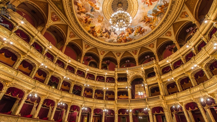 eine Nahaufnahme einer Kirche mit ungarischer Staatsoper im Hintergrund