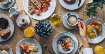 un plato de comida y una taza de café