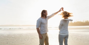 ein Mann und eine Frau, die am Strand stehen