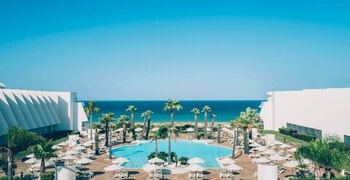ein Resort in der Nähe des Wassers