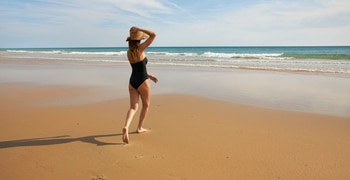 una playa de arena junto al océano