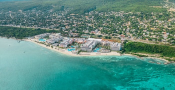 Un grupo de personas en una playa cerca de un cuerpo de agua