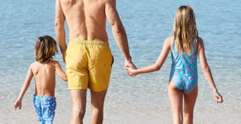 Ein Mann und eine Frau stehen vor einem Strand
