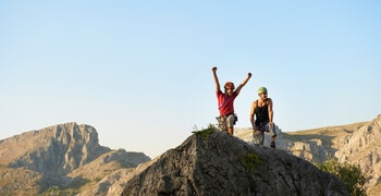 Eine Gruppe von Menschen, die auf einem Felsen mit blauem Himmel stehen