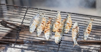 a group of fish on a grill