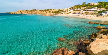 Ein Strand mit Felsen und Wasser