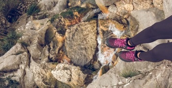 Eine Person, die auf einem Felsen steht