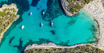 Vista aérea de un lago