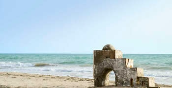 Una piedra en una playa