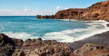 una playa rocosa con agua