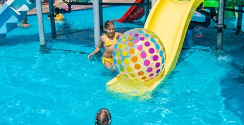 Ein Kind, das in einem Pool spielt