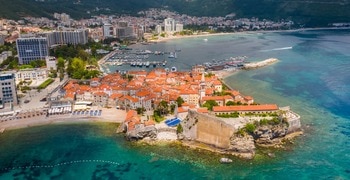 Una vista aérea de una ciudad