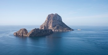 una gran formación rocosa en el océano con Roques de Anaga al fondo