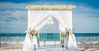 Ein Brautpaar in einem Hochzeitskleid am Strand