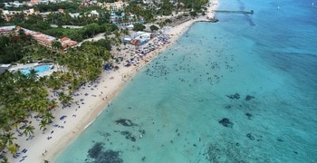 una playa con casas y árboles