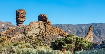 una estructura de piedra en un desierto