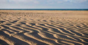 ein großes, flaches Areal mit vielen kleinen Landflächen darin