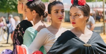 Ein paar Frauen in formeller Kleidung