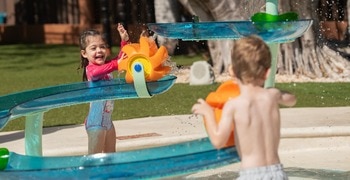 Ein Junge und ein Mädchen spielen in einem Wasserpark