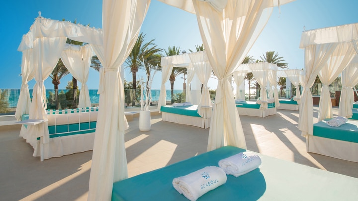 Entspannungsbereich im Freien im Hotel Iberostar Waves Bahía de Palma