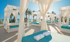 Entspannungsbereich im Freien im Hotel Iberostar Waves Bahía de Palma